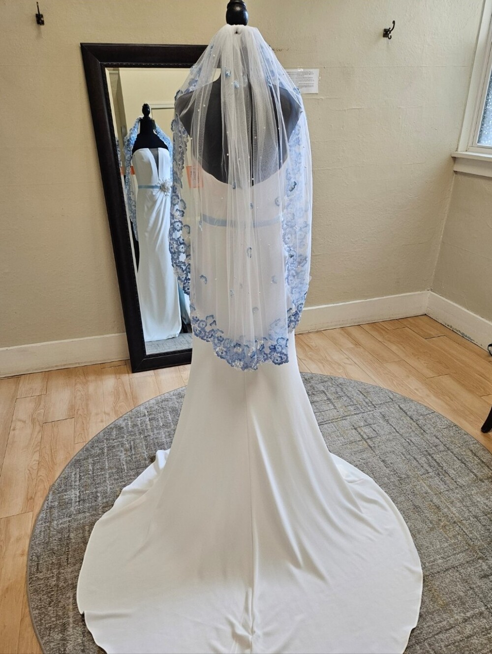 39" white & blue veil, 1 tier, lace applique edge w/ scattered pearls and metal - Picture 16 of 17